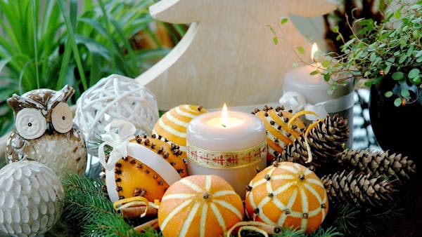 Des oranges sculptées et décorées pour les fêtes de fin d'année