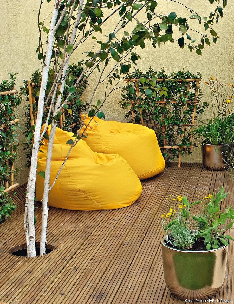 Terrasse en bois et poufs jaunes
