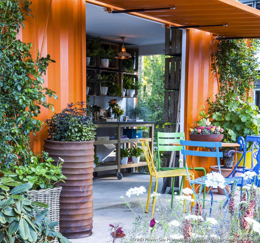 Comment transformer un container en abri de jardin ? Dja-cabanon-terrasse-detail-6500202555bd2