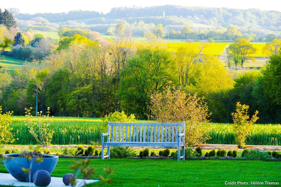 Panorama de campagne avec un jolie jardin en premier plan