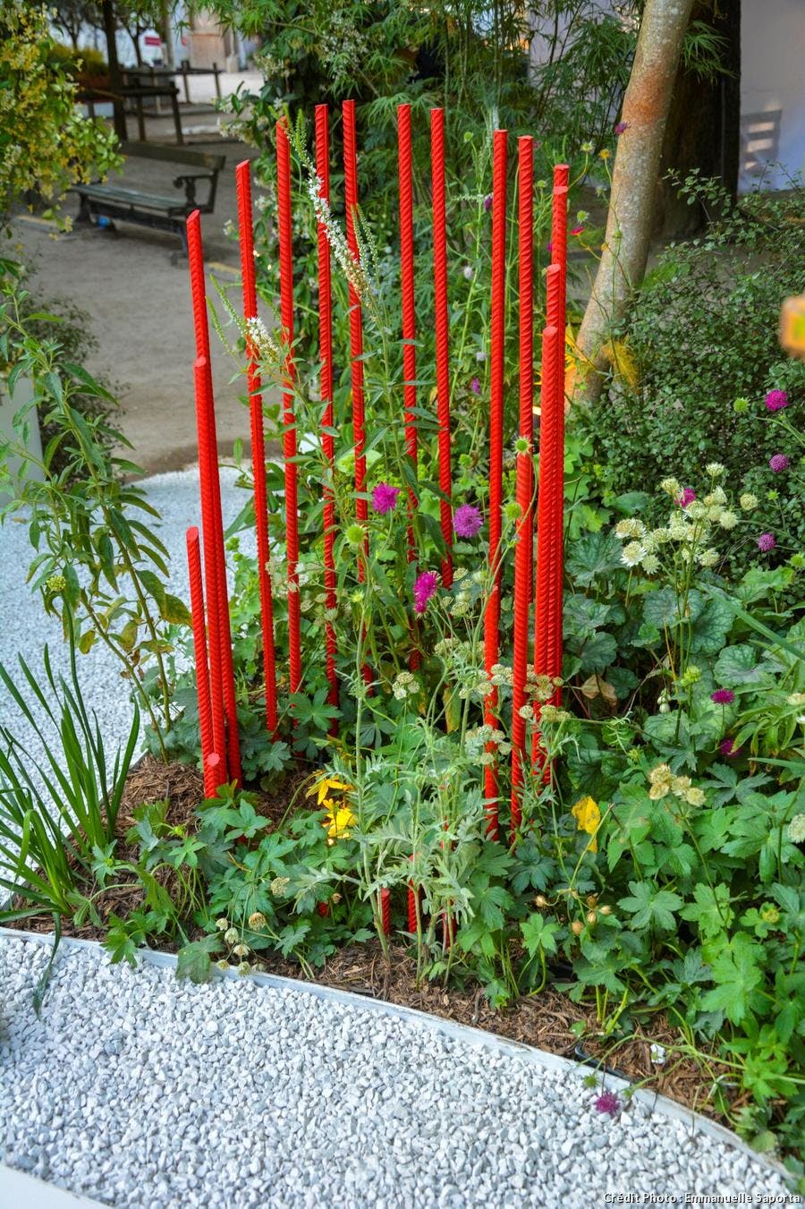 colonne en fer à béton rouge dans le jardin d'Alexandre Tonnerre