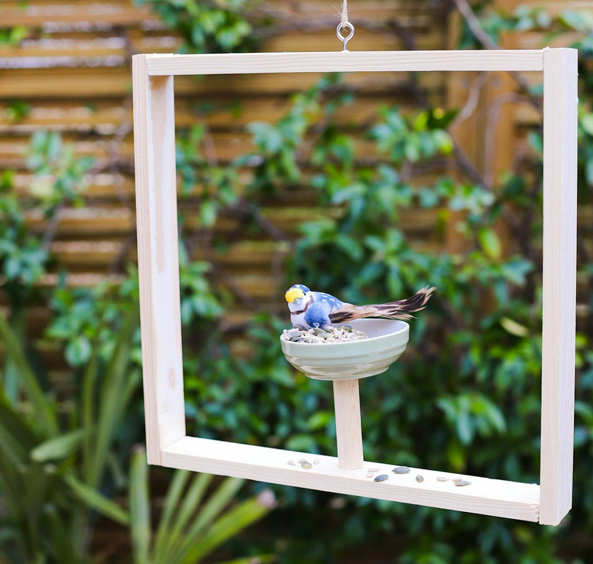 Plateau couvert  Mangeoires pour oiseaux faites maison, Maisons d