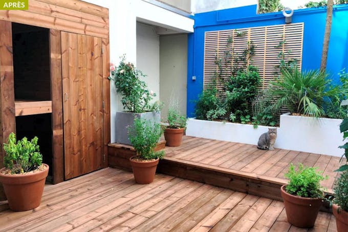 Dans Paris, un patio tout simple est aménagé et peint avec du bleu majorelle.