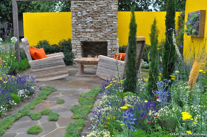 jardin avec mur jaune