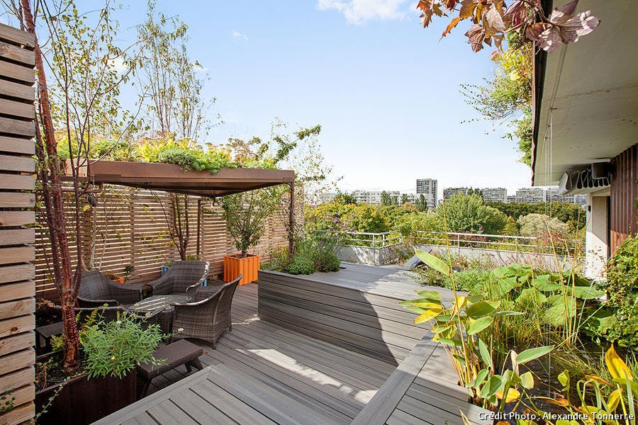 Terrasse en bois dans un jardin d'inspiration maritime