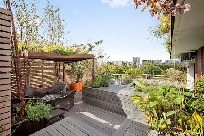 Terrasse en bois dans un jardin d'inspiration maritime
