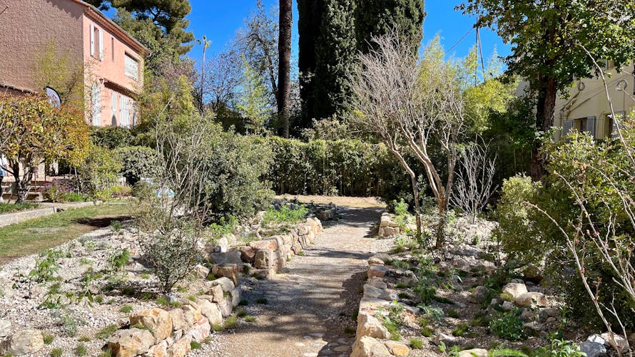 Jardin sec, perspective, à Grasse, Festival des jardins de la Côte d'Azur 2023