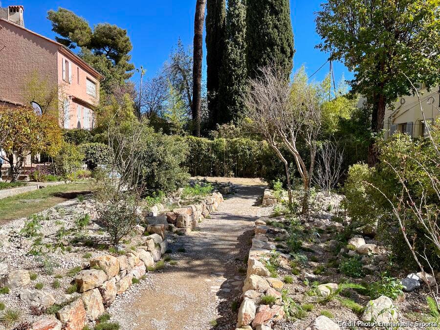 Jardin sec, perspective, à Grasse, Festival des jardins de la Côte d'Azur 2023